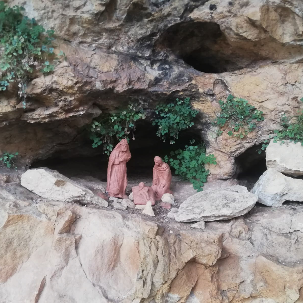 nacimiento figuras cerámica en la roca Cañones río Pirón y Viejo edited