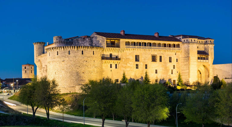 El pueblo medieval de Segovia con doce iglesias, seis conventos y una fortaleza con múltiples usos