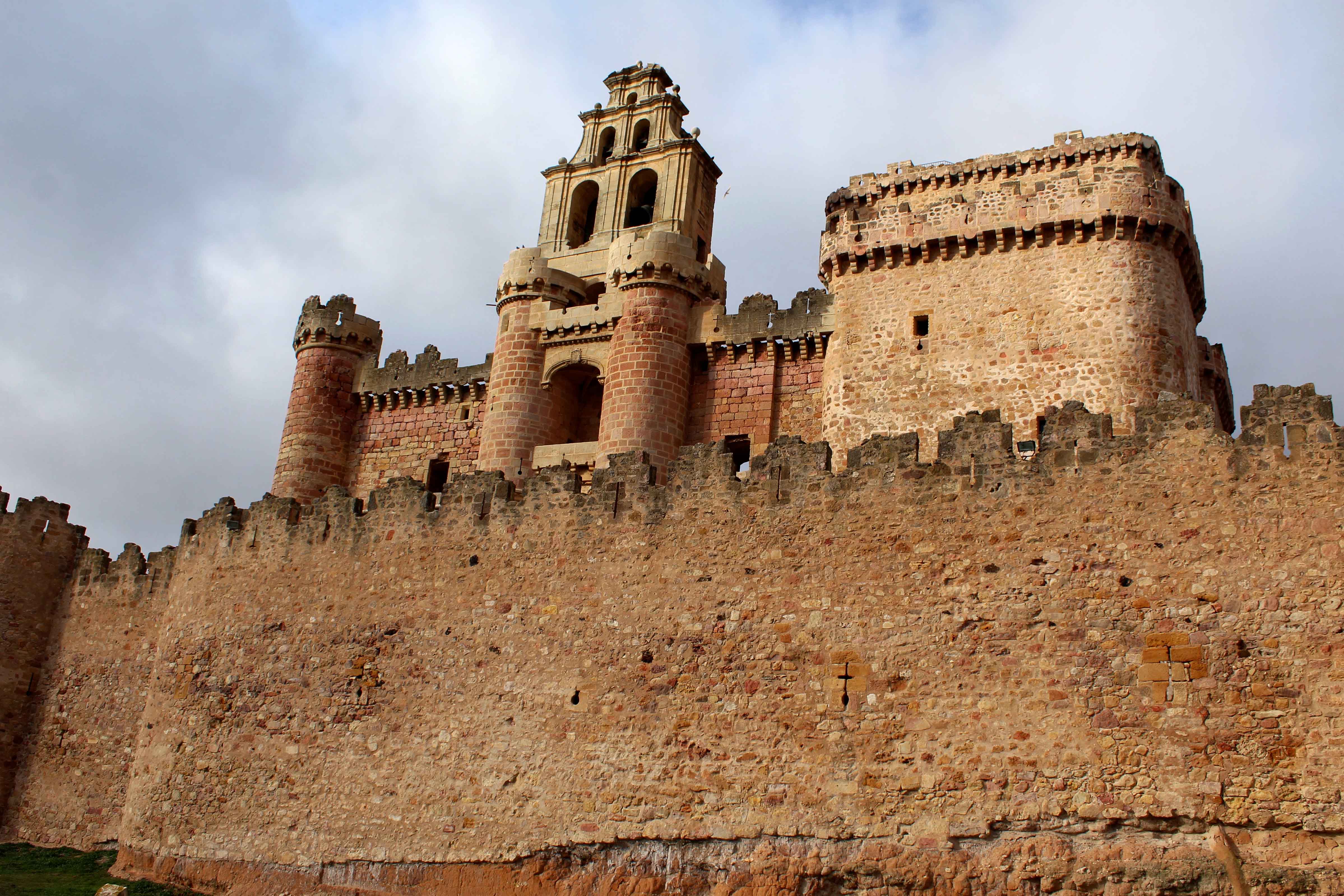 CASTILLO_Y_LA_IGLESIA_DE_SAN_MIGUEL_TURÉGANO_retocada.jpg