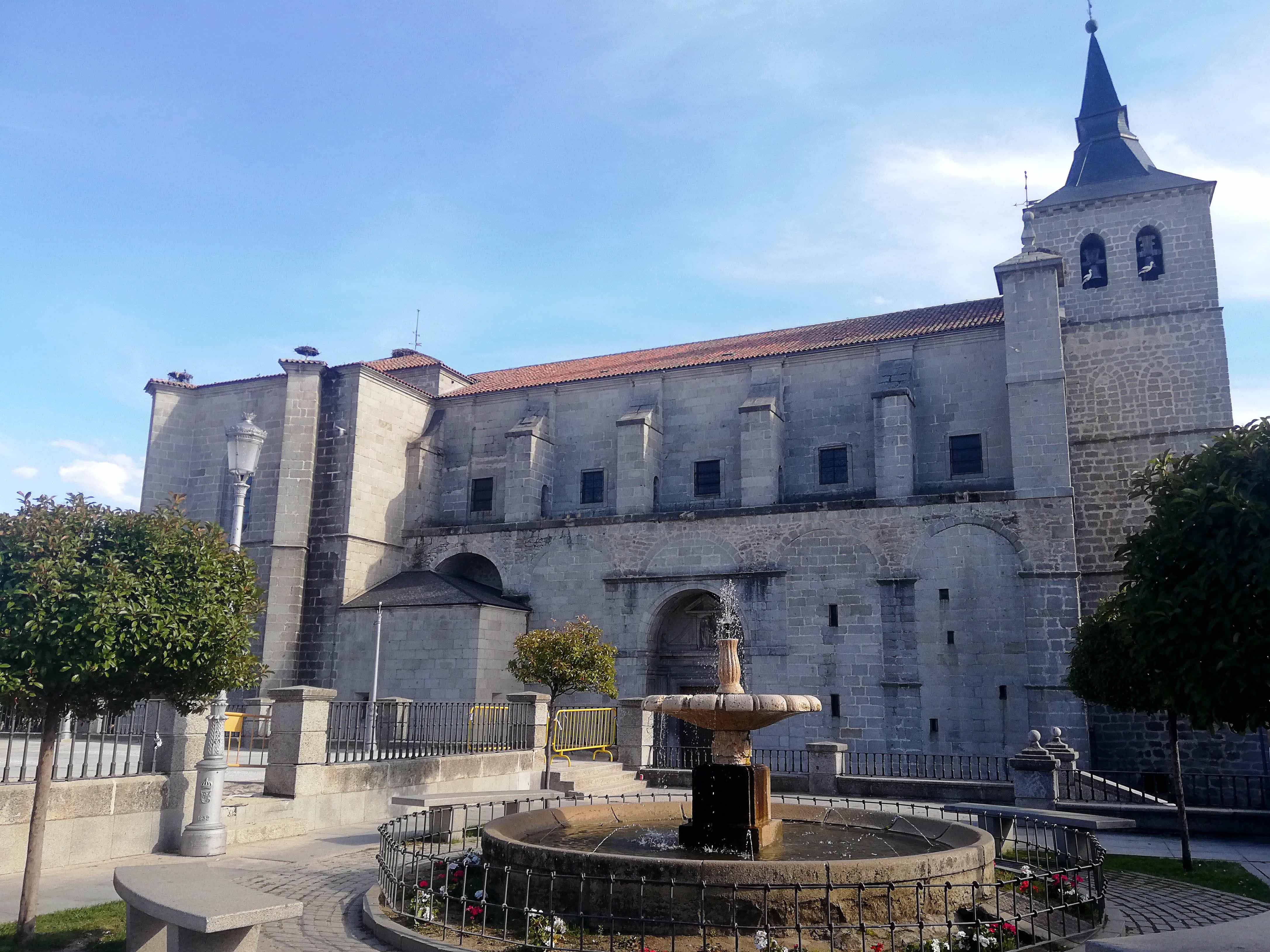 Fachada_posterior_iglesia_y_fuente_de_la_plaza_del_ayuntamiento_retocada.jpg