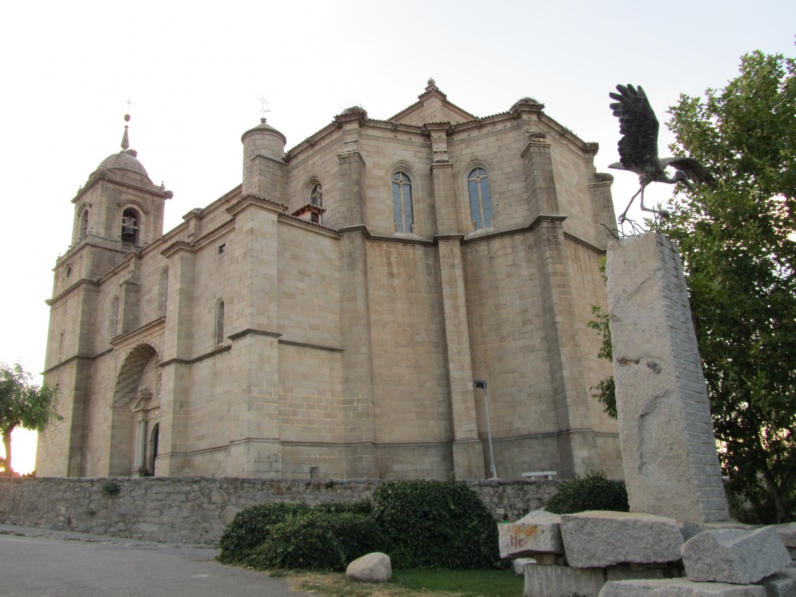 Iglesia_de_San_Sebastián_y_monumento_a_la_Cigüeña.jpg